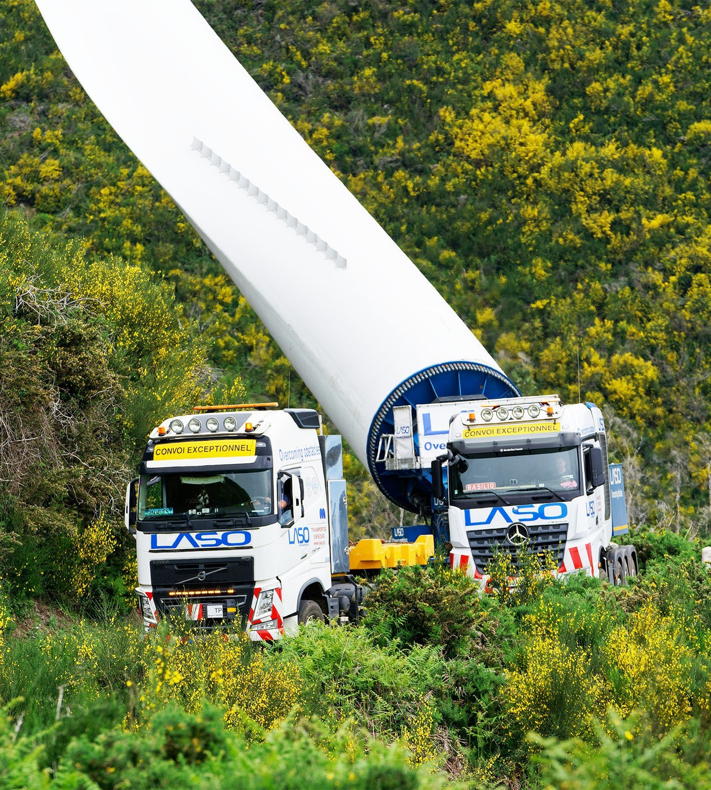 vehicle transporting wind turbine blade